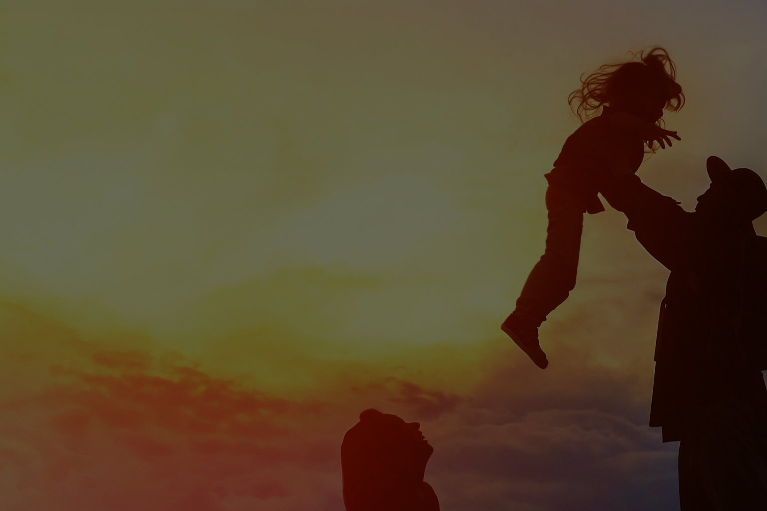 Famille au coucher de soleil avec père qui jette sa fille dans les airs